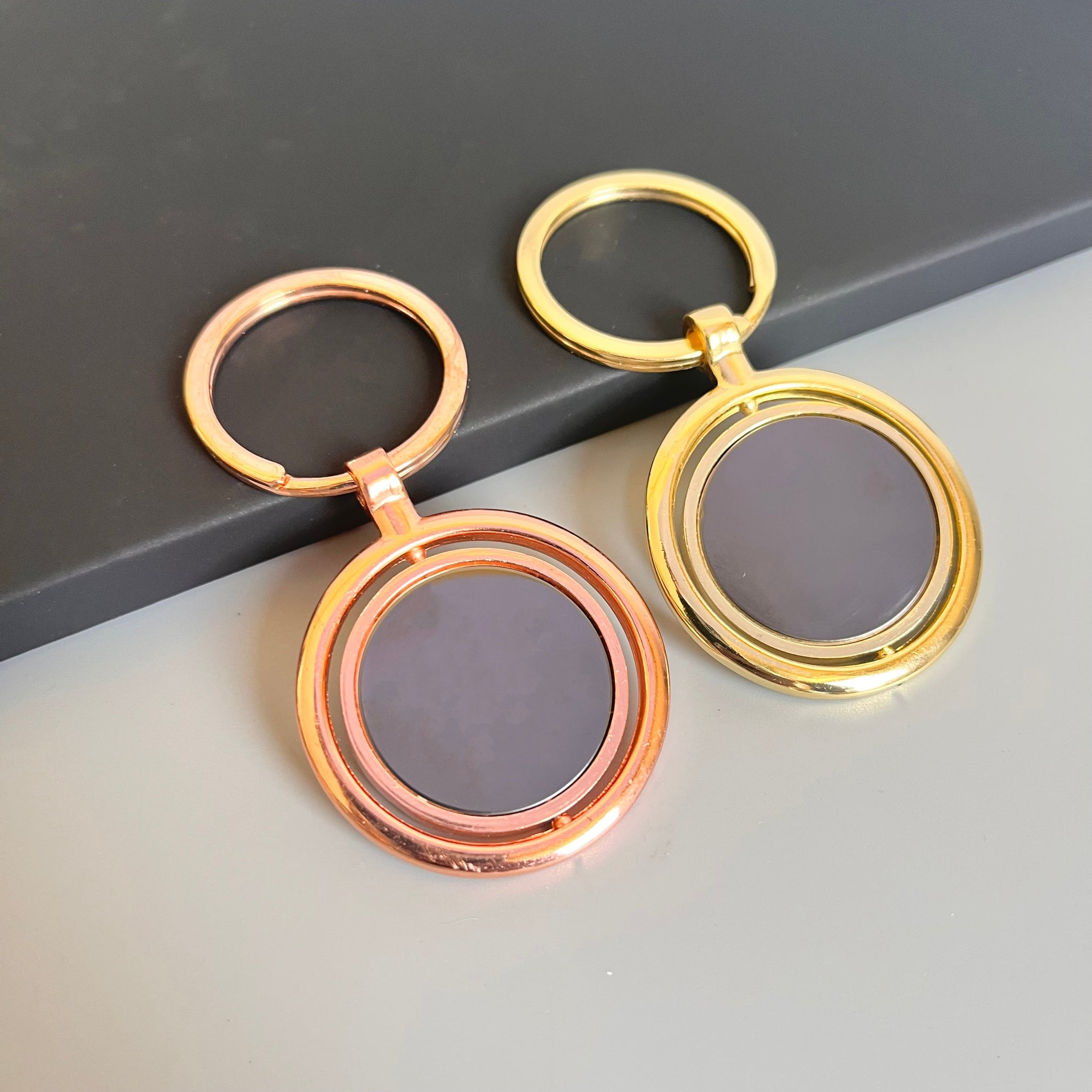 Elegant Dual-Tone Spinning Metal Keychain – Gold & Rose Gold