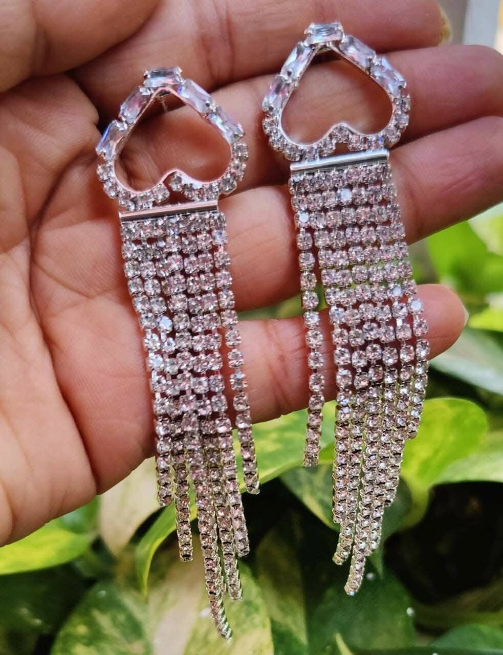 Pinapes dazzling crystal drop earrings (silver)